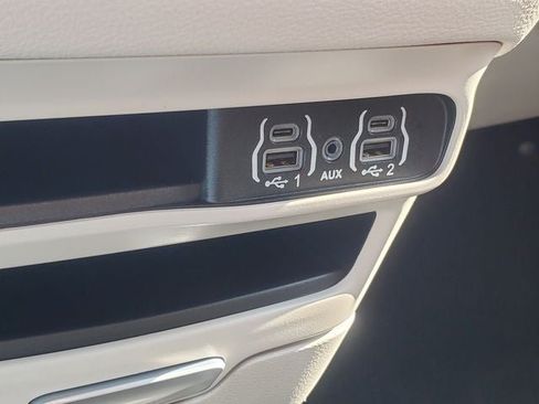 Used 2024 Chrysler Pacifica Limited FWD image 21