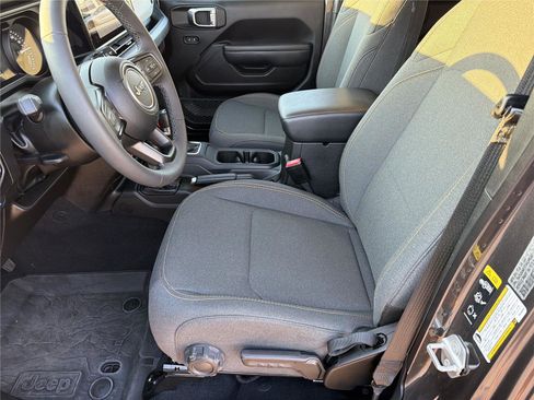 Used 2025 Jeep Wrangler Willys image 9