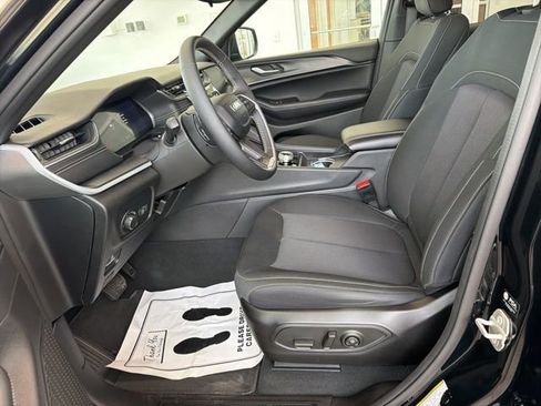 Used 2024 Jeep Grand Cherokee Laredo AWD/4WD image 15