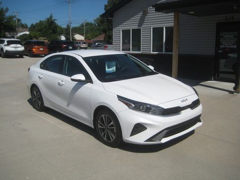 Used 2023 Kia Forte LXS w/ LXS Technology Package FWD image 2
