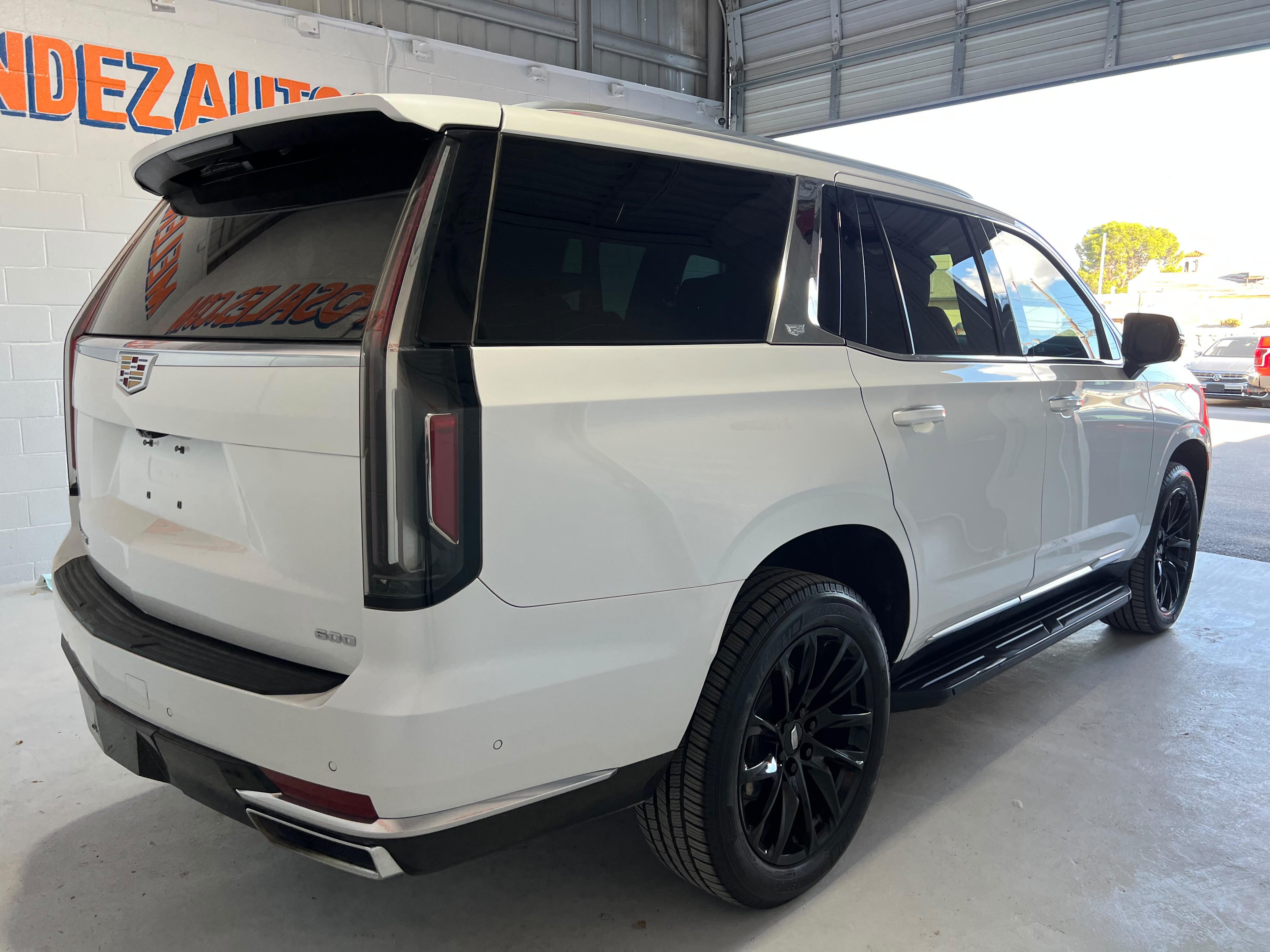 Used 2022 Cadillac Escalade Premium Luxury AWD/4WD image 3