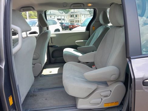 Used 2014 Toyota Sienna L FWD image 28