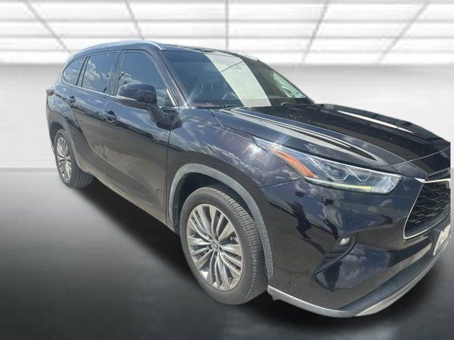Used 2021 Toyota Highlander Platinum FWD image 1