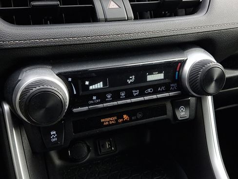 Used 2019 Toyota RAV4 LE image 15