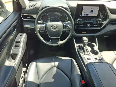 Used 2023 Toyota Highlander XLE FWD image 12