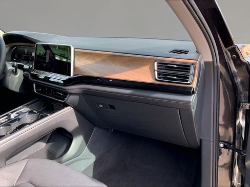 Used 2024 Volkswagen Atlas SE FWD image 16