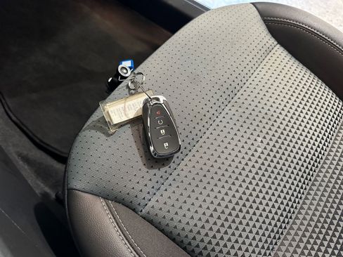 Used 2025 Chevrolet Trax LT w/ LT Convenience Package image 21