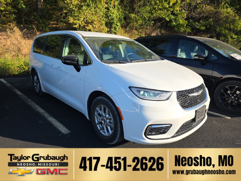 Used 2024 Chrysler Pacifica Touring-L FWD image 1
