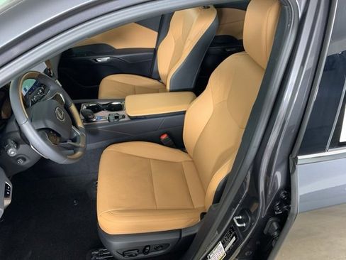 Used 2025 Lexus RX 350 w/ Convenience Package image 32