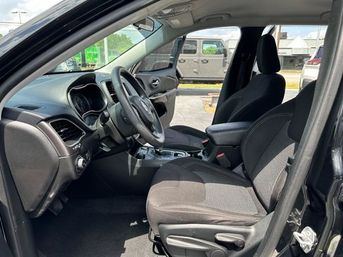Used 2019 Jeep Cherokee Latitude w/ Popular Appearance Group AWD/4WD image 20