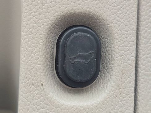 Used 2017 Cadillac Escalade Luxury AWD/4WD image 19