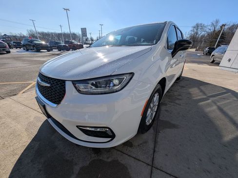 Used 2024 Chrysler Pacifica Touring-L image 8