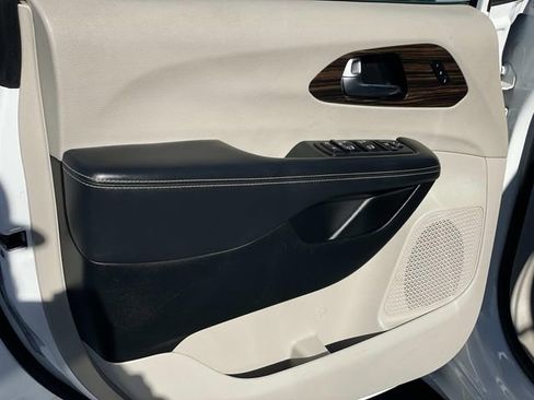 Used 2023 Chrysler Pacifica Limited FWD image 19