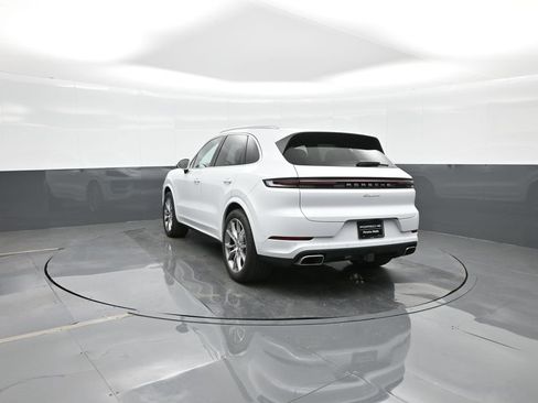 Certified 2025 Porsche Cayenne AWD/4WD image 3