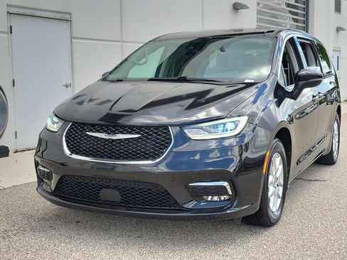 Used 2023 Chrysler Pacifica Touring-L FWD image 3