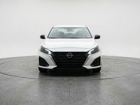 Used 2025 Nissan Altima 2.5 SV image 2