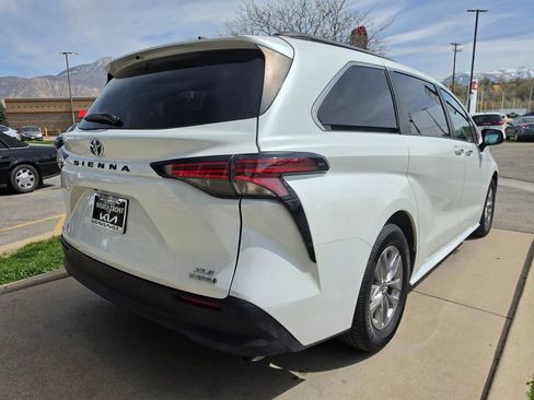 Used 2022 Toyota Sienna XLE w/ XLE Plus Package image 5