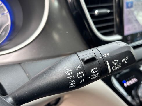 Used 2024 Chrysler Pacifica Touring-L FWD image 25