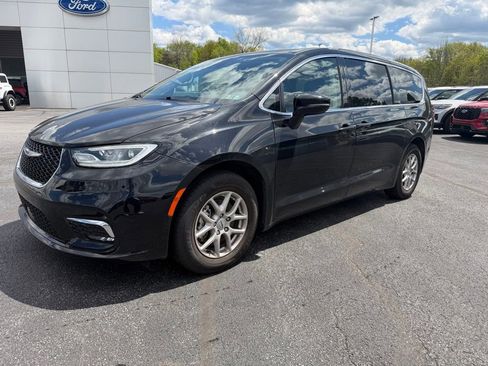 Used 2024 Chrysler Pacifica Touring-L FWD image 1
