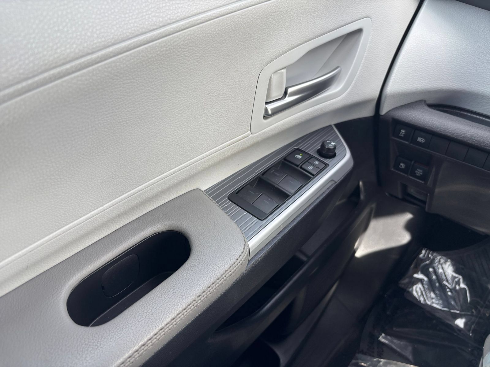 Used 2025 Toyota Sienna XLE FWD image 18