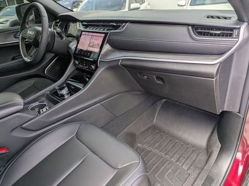 Used 2025 Jeep Grand Cherokee Limited w/ Black Appearance Package image 29