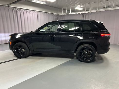 Used 2023 Jeep Grand Cherokee Limited w/ Luxury Tech Group II image 4