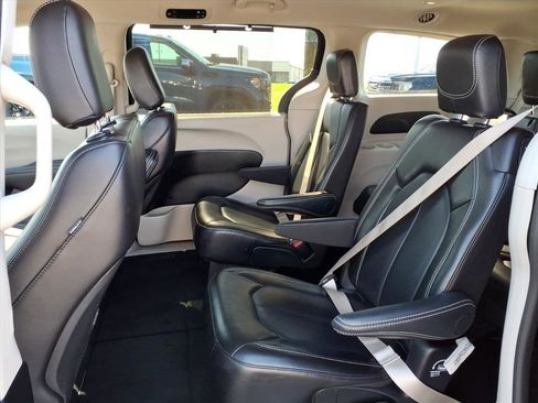 Used 2024 Chrysler Pacifica Touring-L FWD image 27