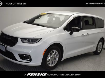Used 2025 Chrysler Pacifica Select