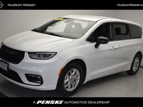 Used 2025 Chrysler Pacifica Select FWD image 1