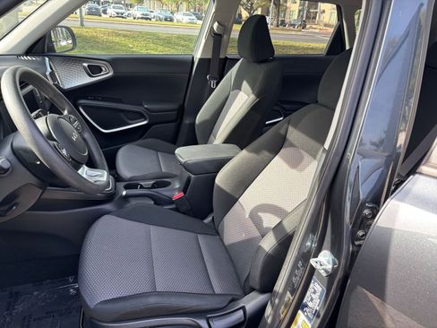 Used 2025 Kia Soul LX w/ LX Technology Package FWD image 31