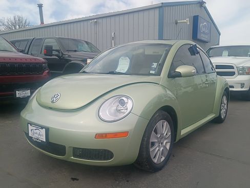 Used 2009 Volkswagen Beetle S FWD image 2