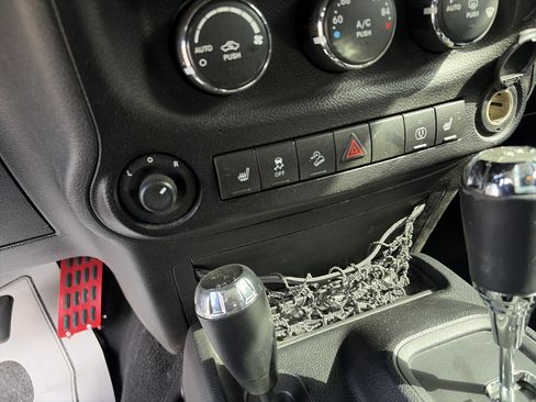 Used 2014 Jeep Wrangler Unlimited Sahara w/ Max Tow Package AWD/4WD image 29