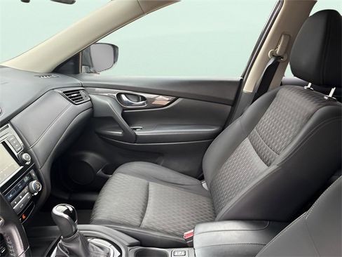 Used 2018 Nissan Rogue SV image 17