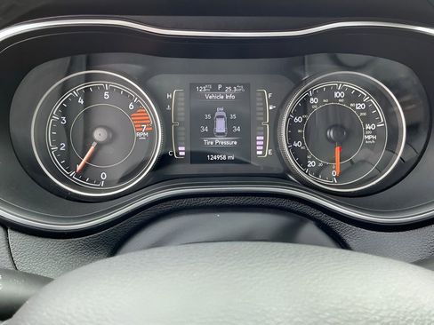 Used 2019 Jeep Cherokee Latitude w/ Cold Weather Group FWD image 20