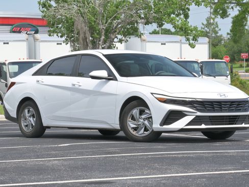 Used 2024 Hyundai Elantra SE FWD image 2