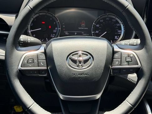 Used 2023 Toyota Highlander XLE FWD image 14
