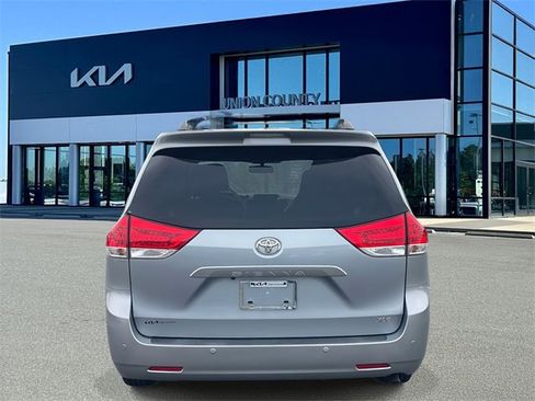 Used 2014 Toyota Sienna XLE image 10