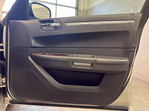 Used 2009 Chrysler 300 Touring RWD image 21