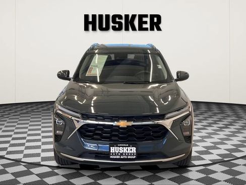 Used 2025 Chevrolet Trax LT FWD image 3