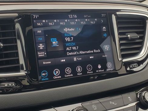 Used 2018 Chrysler Pacifica Touring-L Plus w/ Tire & Wheel Group FWD image 18