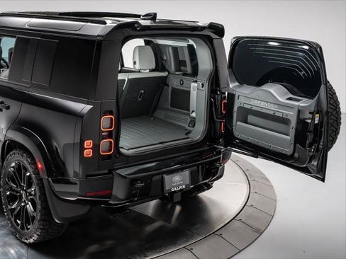 New 2025 Land Rover Defender 110 X-Dynamic SE AWD/4WD image 31