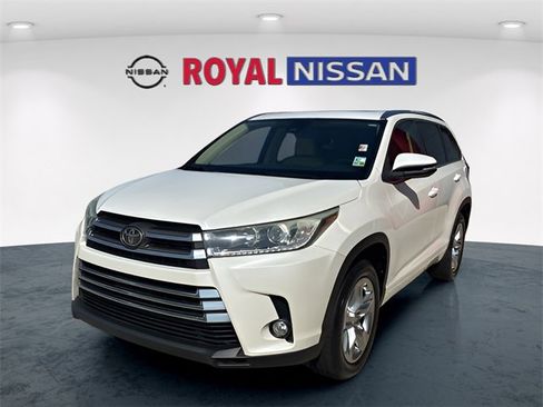 Used 2017 Toyota Highlander Limited image 3