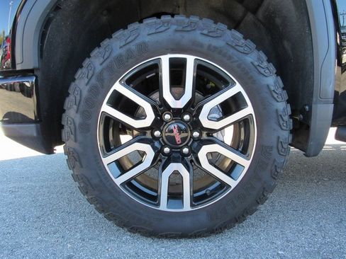 Used 2024 GMC Sierra 1500 AT4 w/ Technology Package image 8