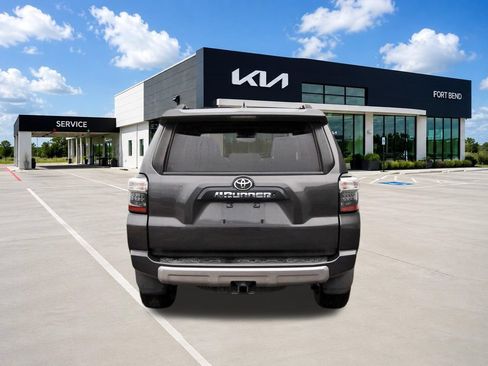 Used 2018 Toyota 4Runner TRD Off-Road Premium AWD/4WD image 6