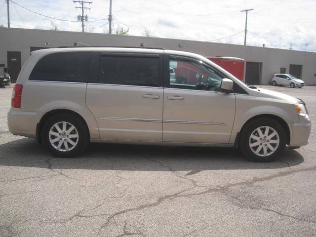 Used 2014 Chrysler Town & Country Touring FWD image 4