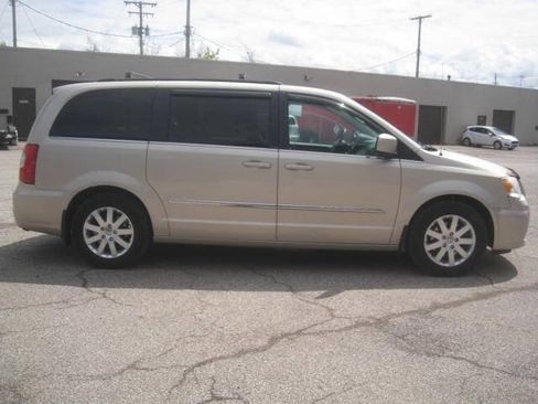 Used 2014 Chrysler Town & Country Touring FWD image 4