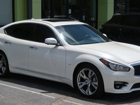 Used 2019 INFINITI Q70 Luxe w/ Sport Package RWD image 5