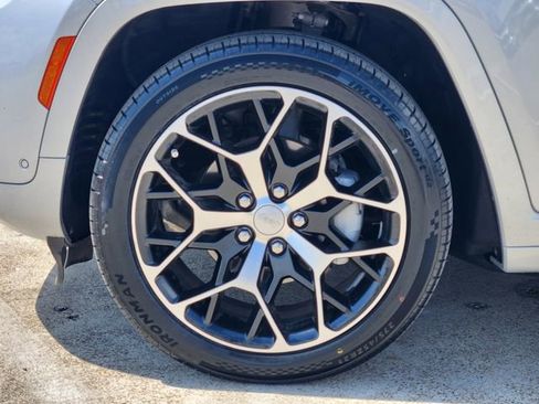 Used 2024 Jeep Grand Cherokee Summit image 10