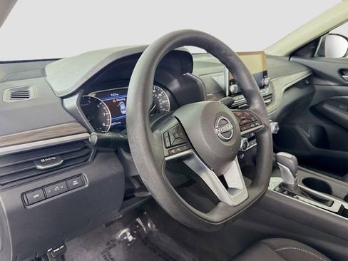 Used 2025 Nissan Altima 2.5 SV image 9