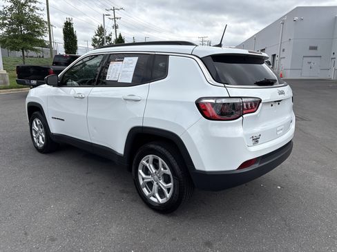 Used 2024 Jeep Compass Latitude AWD/4WD image 7